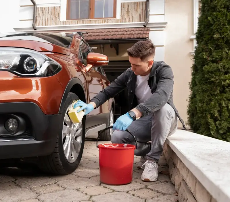 Lavage auto à domicile Fay-sur-Lignon : professionnel intervenant sur un véhicule